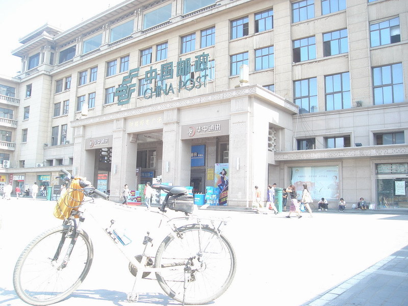 在此邮局大楼，曾盖集邮戳一枚