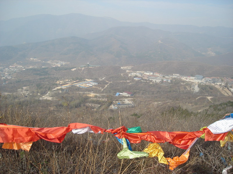 彩条下的山坳小镇