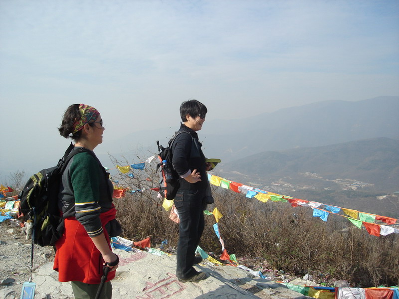 俩女士登高笑开颜