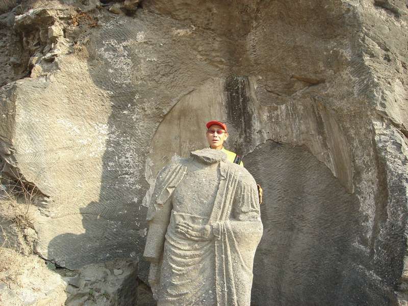 调皮的侯哥，露出了“猴佛”头。