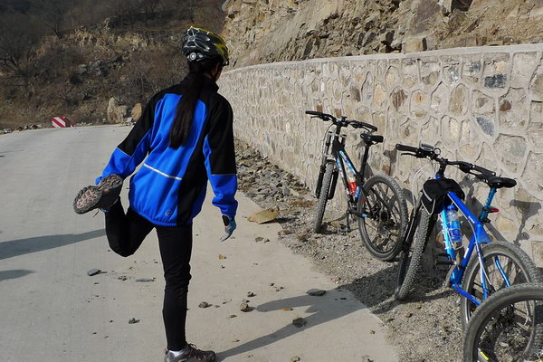 水泥路快完了 抻抻筋