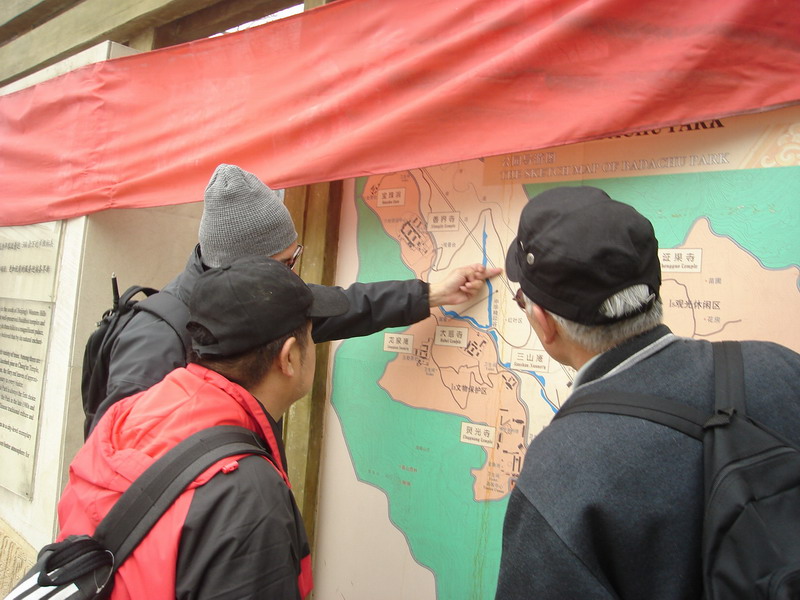 老王指着“迷入”八大处的路线图。