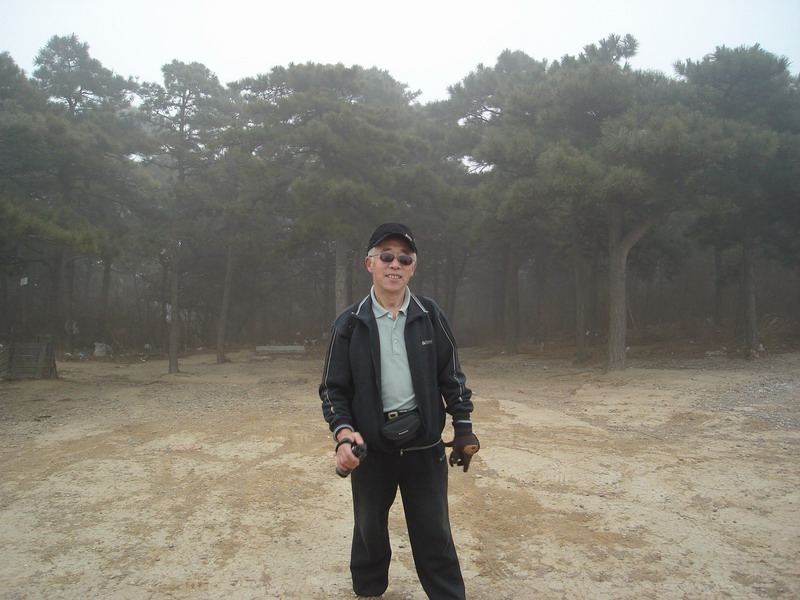 老魏，在被驴友称为的“快活林”前留影。