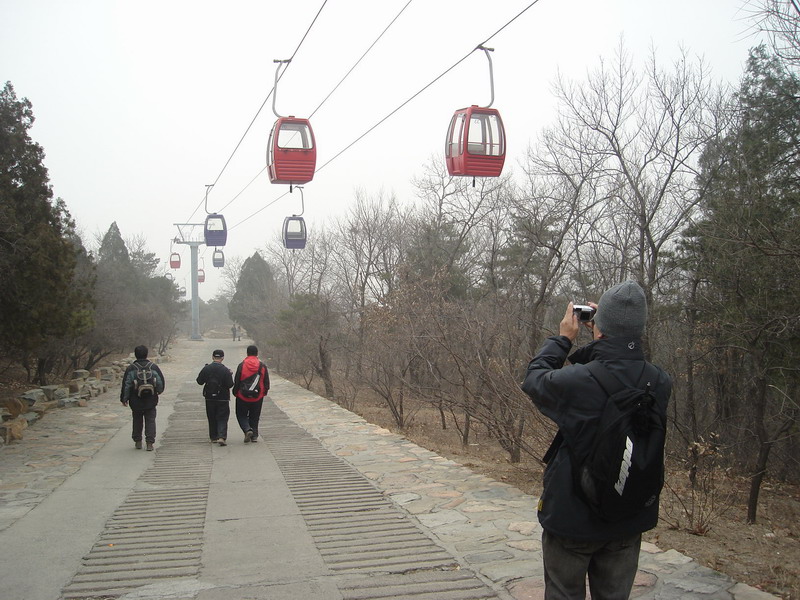 老王拍无人坐的空驶缆车。