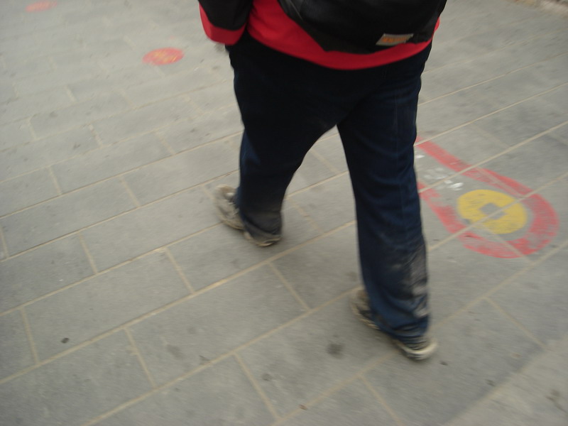 你看，老田的裤脚——弄得全是土。我们哥四个也一样。