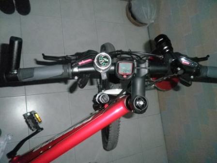 俺的码表，指南针和前灯，灯很猛