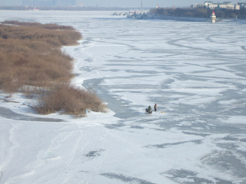 下面的人在打鱼呢
