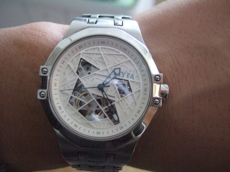 到家计时，手脖子冻红了，饿死了。