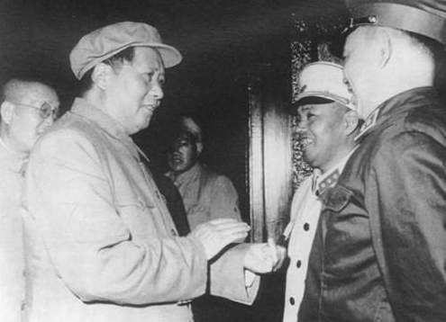 毛泽东主席与许世友等亲切交谈.jpg