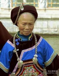 请骑友和摄友帮忙辨识一下，这些是哪些民族的服饰？