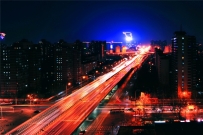 顶严寒、爬楼顶、赏夜景。