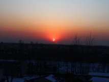 天边，那一弯火红的夕阳啊