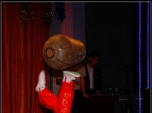 看演出，用闪光拍摄的美女