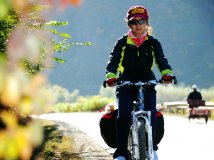 美女毛球-骑行在路上