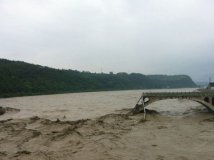 四川江油老青莲大桥垮塌 多辆汽车坠河