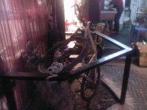 上饭馆吃饭，怕车丢了。