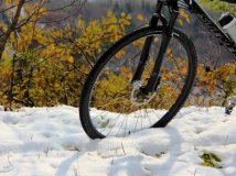 暴雪后单车独闯西山看红叶--美的历险