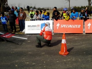 闪电公路联赛：风云单车新闻部【天下独行】正在现场忙碌着 ...
