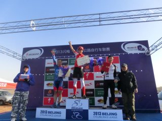 闪电公路联赛：冠亚季军颁奖照片