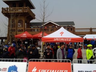 闪电公路联赛：现场非常热闹，有200多名车友报名参赛