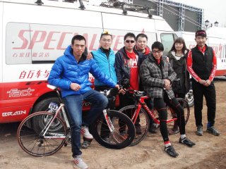 闪电公路联赛：冠军车队合影