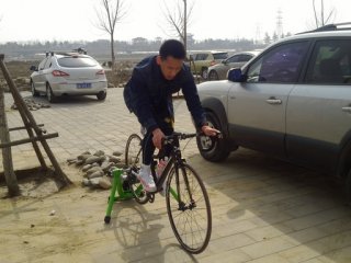 闪电公路联赛：选手热身方式五花八门